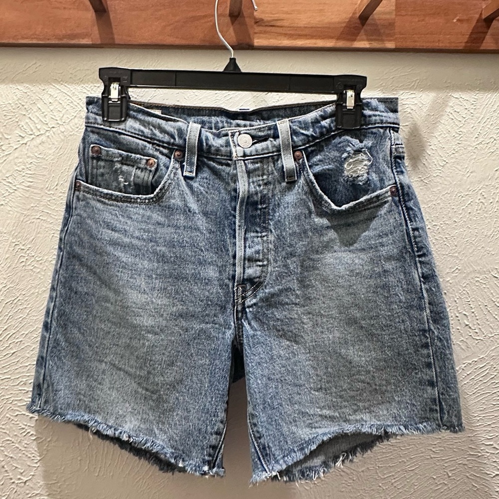 501 Levi’s Mid Thigh Women’s shorts